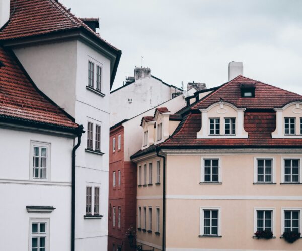 Prodat pražský byt na vlastní pěst, nebo s makléřem? Upřímný průvodce (nejen) pro rodilé Pražáky
